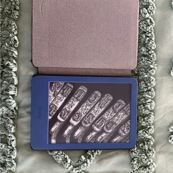 Kindle E-Reader - Blue - Picture 4 of 5